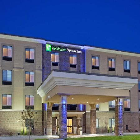 Holiday Inn Express Hotel And Suites Lincoln Airport By Ihg Bagian luar foto