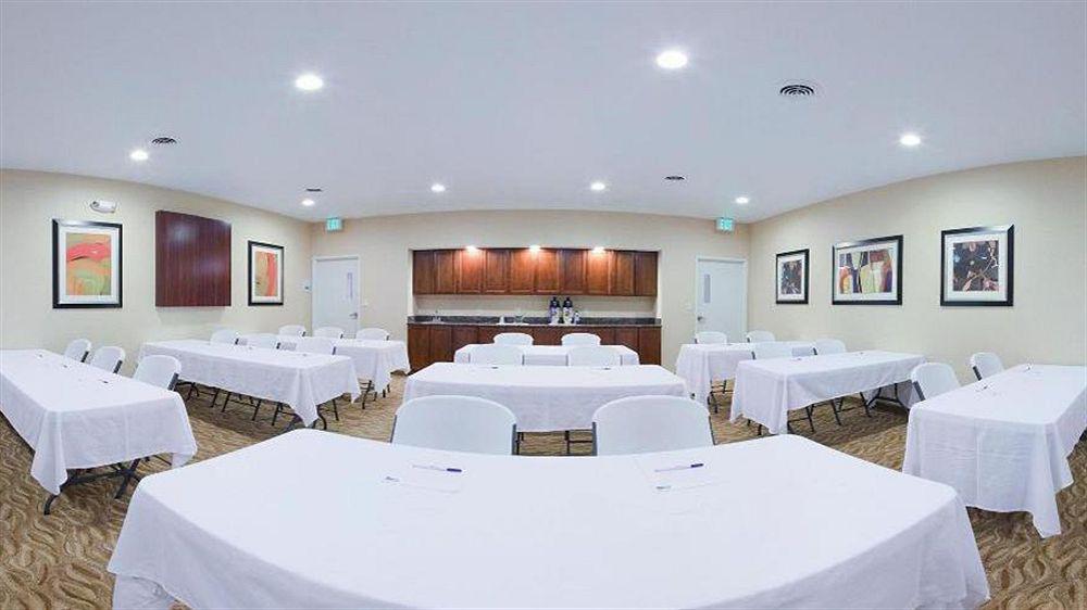 Holiday Inn Express Hotel And Suites Lincoln Airport By Ihg Bagian luar foto