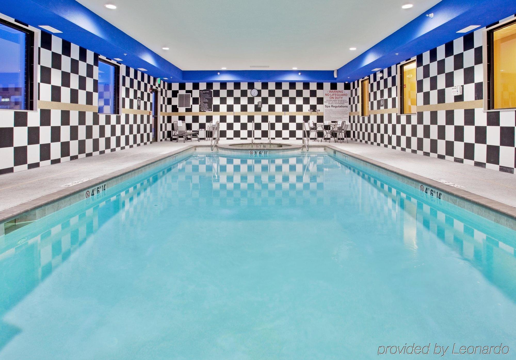 Holiday Inn Express Hotel And Suites Lincoln Airport By Ihg Bagian luar foto