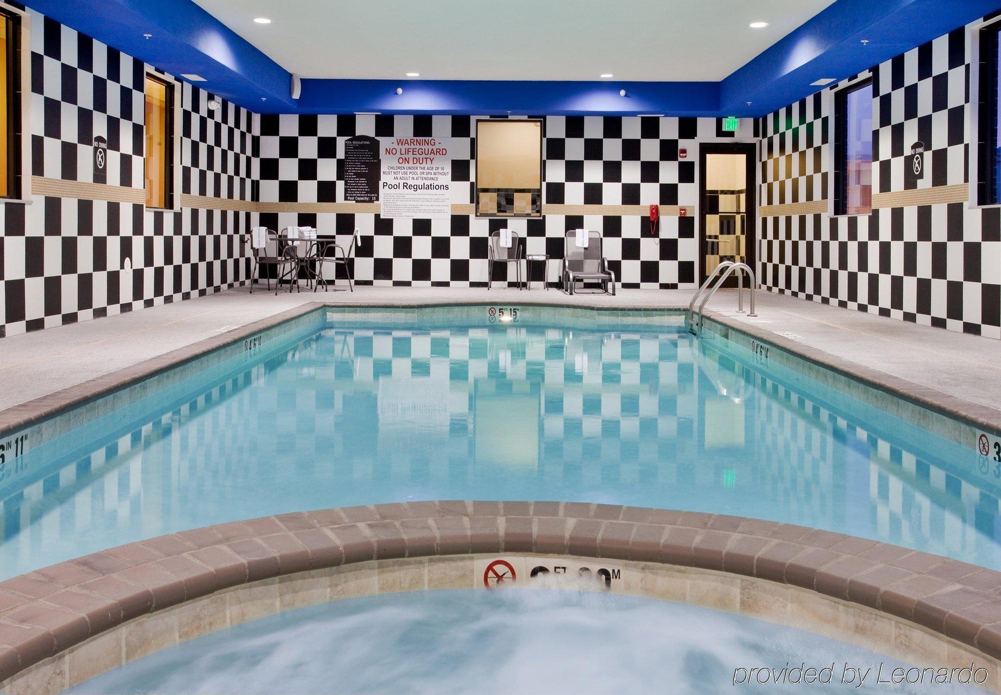 Holiday Inn Express Hotel And Suites Lincoln Airport By Ihg Bagian luar foto