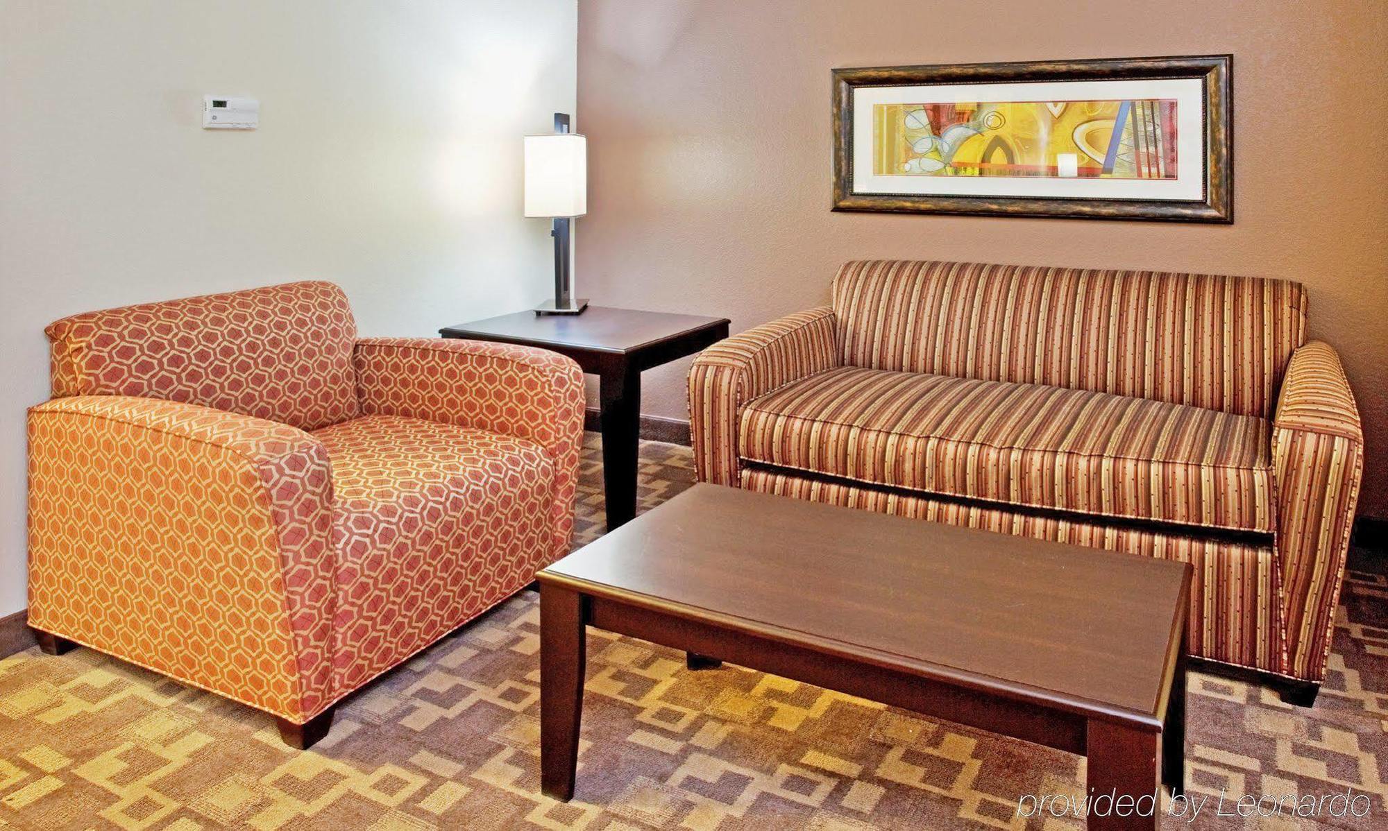 Holiday Inn Express Hotel And Suites Lincoln Airport By Ihg Bagian luar foto