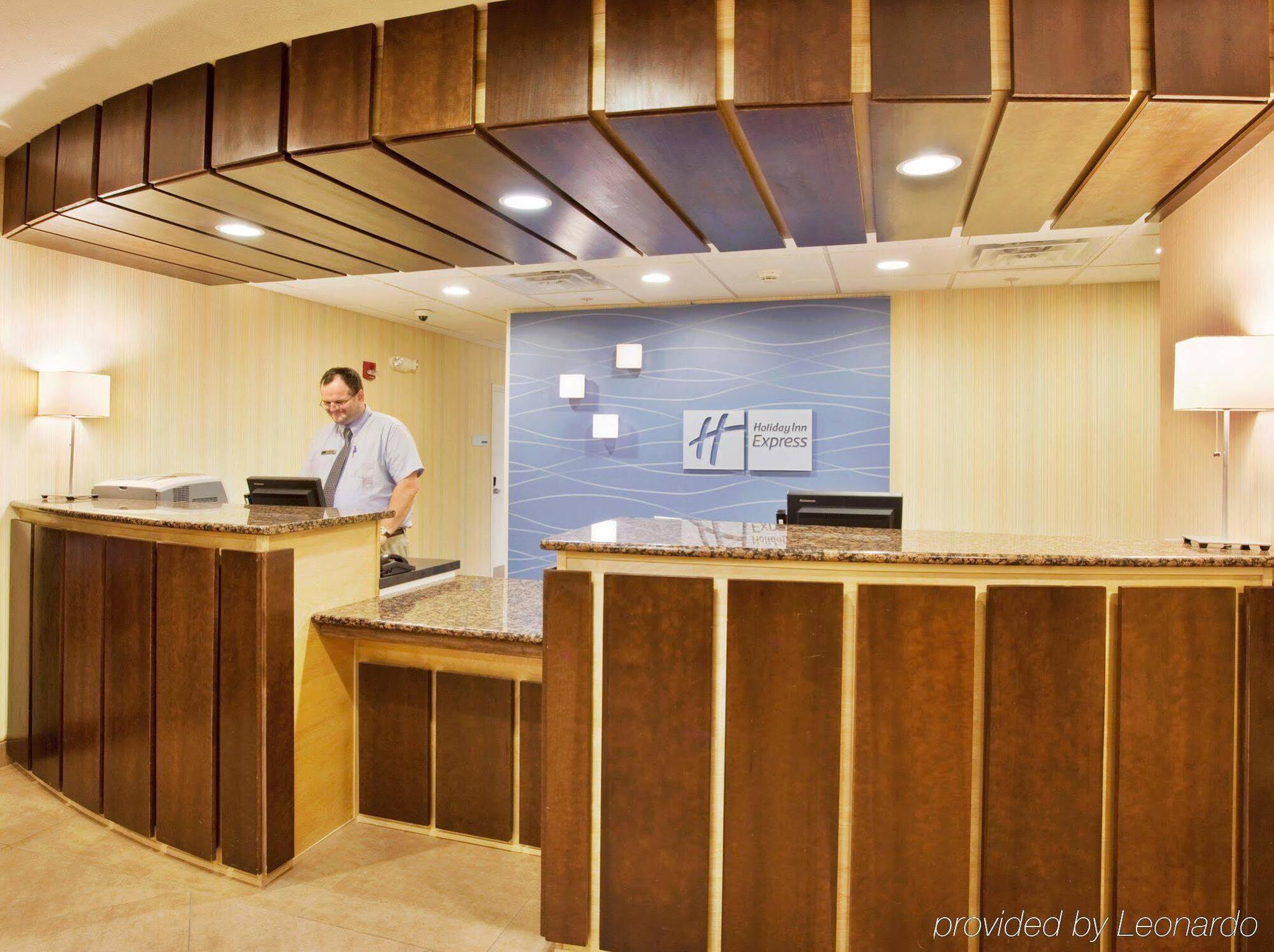 Holiday Inn Express Hotel And Suites Lincoln Airport By Ihg Bagian luar foto