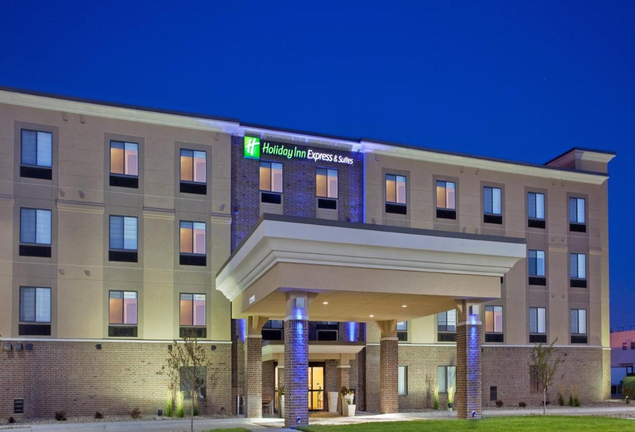 Holiday Inn Express Hotel And Suites Lincoln Airport By Ihg Bagian luar foto