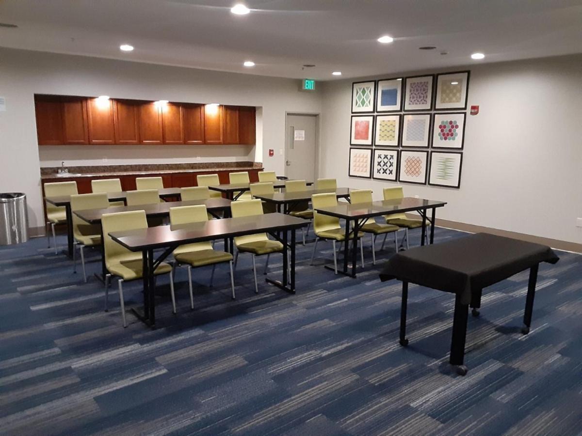 Holiday Inn Express Hotel And Suites Lincoln Airport By Ihg Bagian luar foto