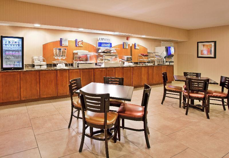 Holiday Inn Express Hotel And Suites Lincoln Airport By Ihg Bagian luar foto