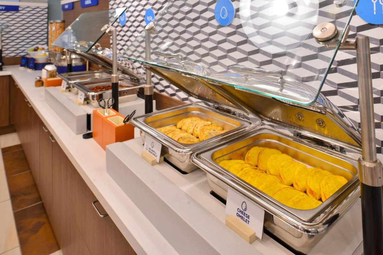 Holiday Inn Express Hotel And Suites Lincoln Airport By Ihg Bagian luar foto