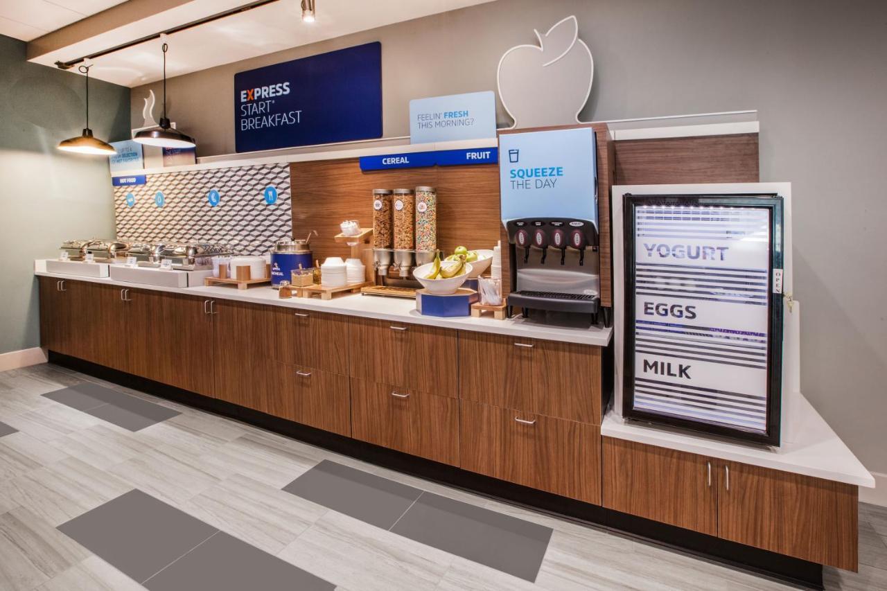 Holiday Inn Express Hotel And Suites Lincoln Airport By Ihg Bagian luar foto