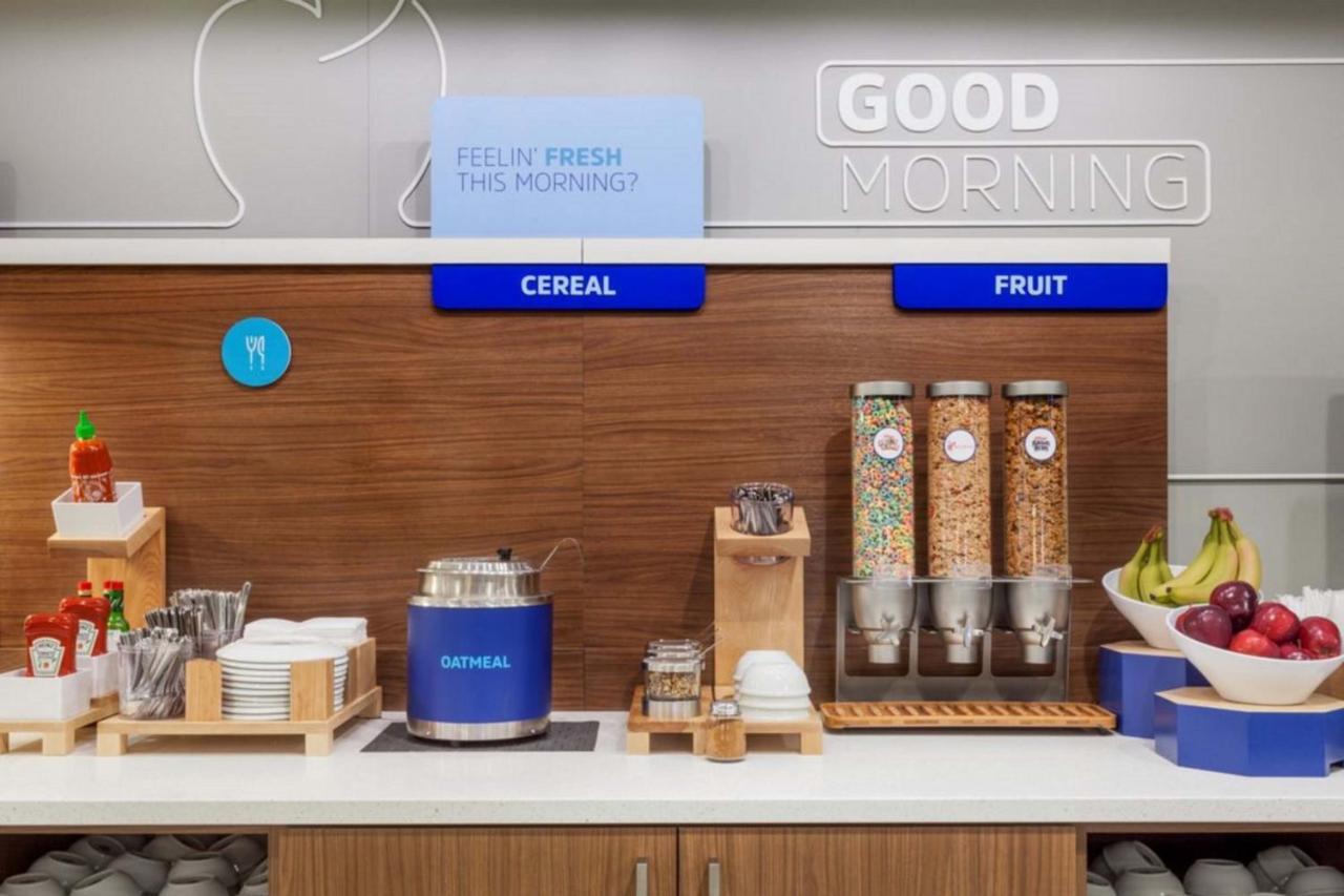 Holiday Inn Express Hotel And Suites Lincoln Airport By Ihg Bagian luar foto
