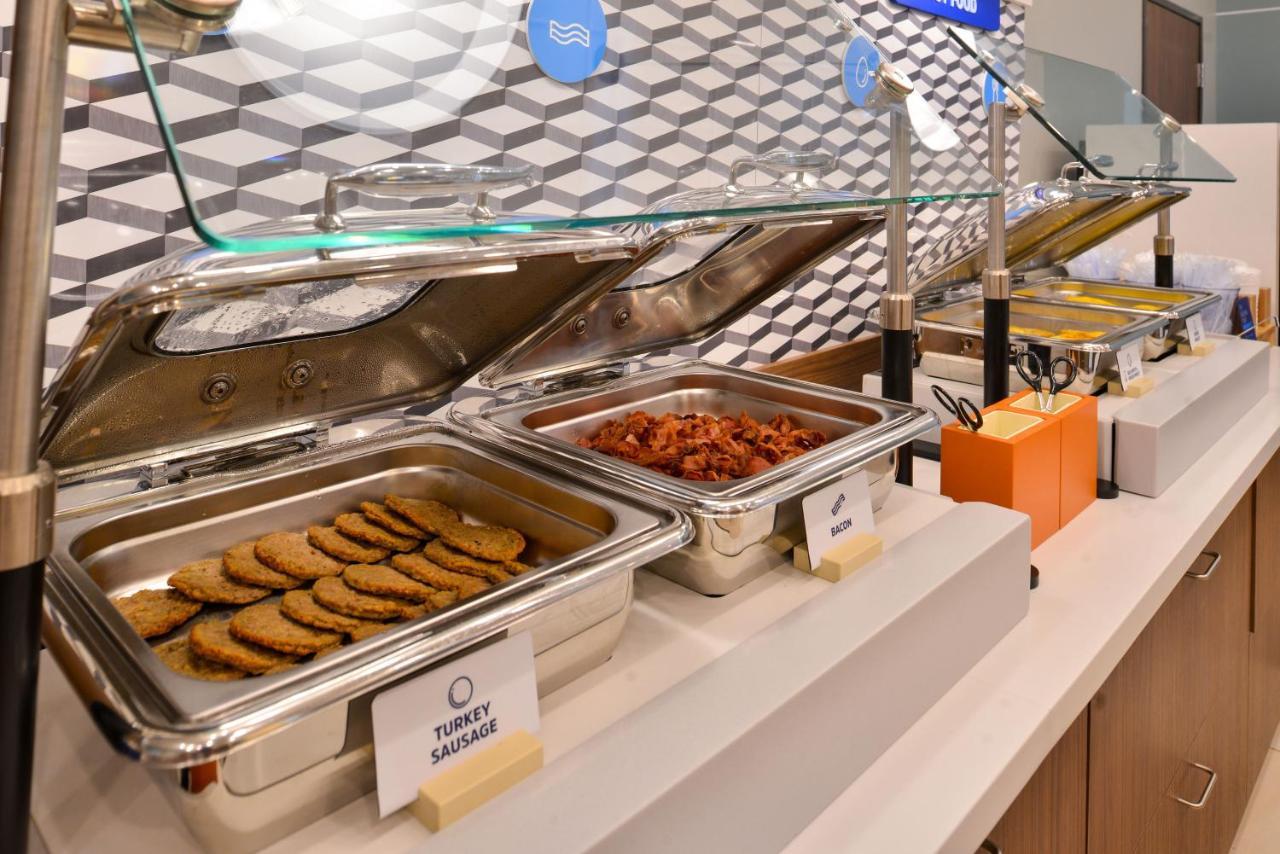 Holiday Inn Express Hotel And Suites Lincoln Airport By Ihg Bagian luar foto