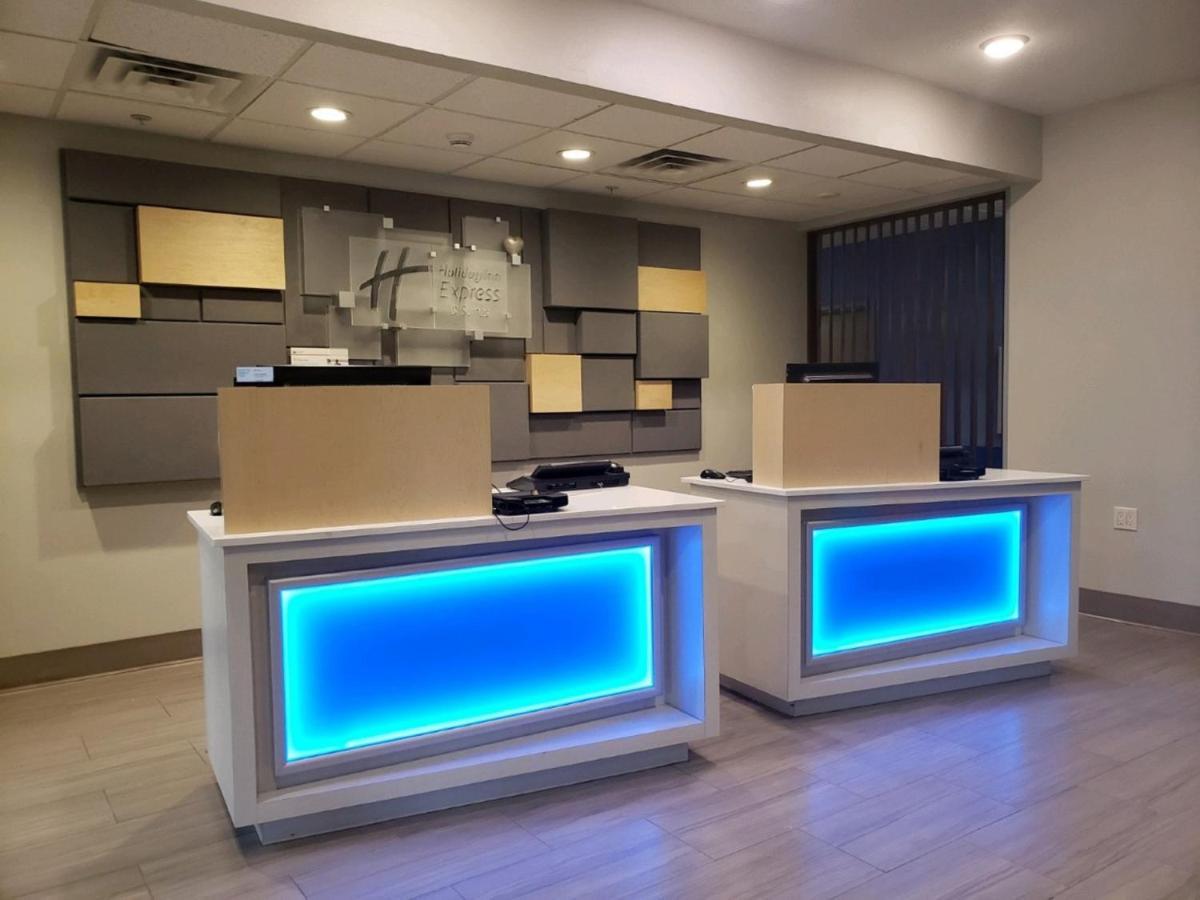 Holiday Inn Express Hotel And Suites Lincoln Airport By Ihg Bagian luar foto